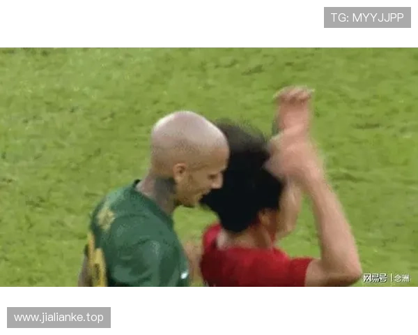 国脚被辱后遭薅头发自述无奈 国脚被辱后遭薅头发自述无奈